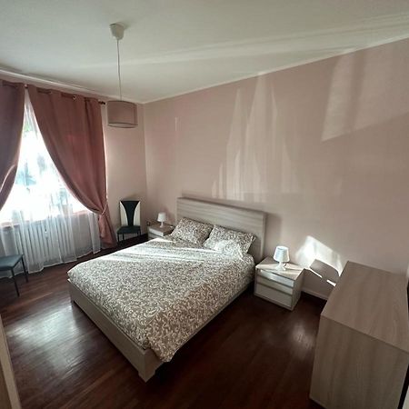 Casa Gianduia Davanti Al Grattacielo Torino Exterior foto